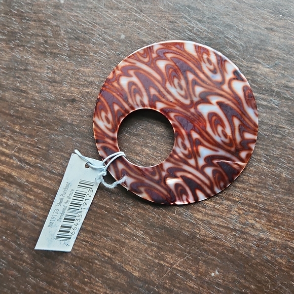 Bohemian Shell Pendant - Picture 1 of 2